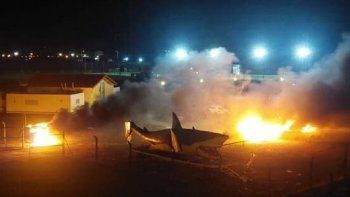 violencia en el futbol: barras de aldosivi prendieron fuego los autos de los jugadores
