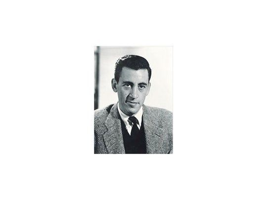Jerome D. Salinger, el escritor más misterioso del siglo pasado, en una foto de 1951, cuando apareció «El cazador oculto». Se ignora su apariencia actual. Al lado, la tapa de la secuela no autorizada.