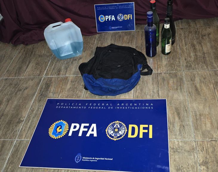 Militon I. Tolomeo, identificado como “el anarquista de la molotov” durante la manifestación del pasado miércoles 11 de febrero, en el Congreso de la Nación, fue detenido por la PFA. Militon I. Tolomeo, identificado como “el anarquista de la molotov” durante la manifestación del pasado miércoles 11 de febrero, en el Congreso de la Nación, fue detenido por la PFA.