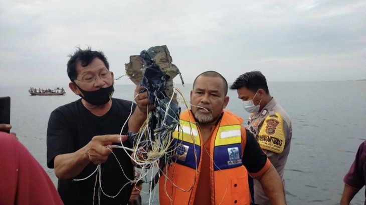 Indonesia: Desapareció un avión Boeing 737 poco después de despegar de Yakarta y los primeros rescatistas en llegar al lugar encuentran lo que podrían ser partes del avión.