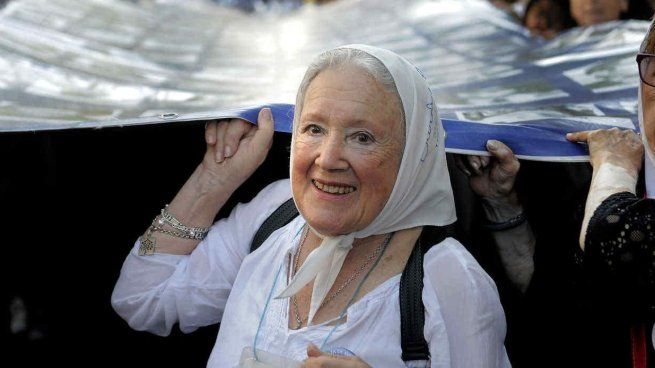 Nora Cortiñas es cofundadora de Madres de Plaza de Mayo y posteriormente líder de la Madres de Plaza de Mayo Línea Fundadora.