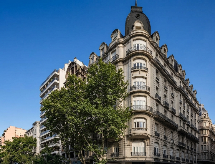 Un edificio antiguo sobre Avenida de Mayo expone una de las principales dificultades para incorporar cargadores eléctricos: instalaciones viejas, tableros obsoletos y falta de potencia disponible en consorcios históricos Un edificio antiguo sobre Avenida de Mayo expone una de las principales dificultades para incorporar cargadores eléctricos: instalaciones viejas, tableros obsoletos y falta de potencia disponible en consorcios históricos