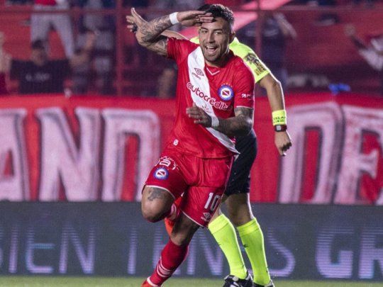 Damián Batallini de Argentinos festeja luego de convertir el gol frente a Banfield, por la tercera fecha de la Superliga.