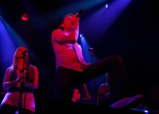 Dennis Smith y Candy Pereyra en pleno show