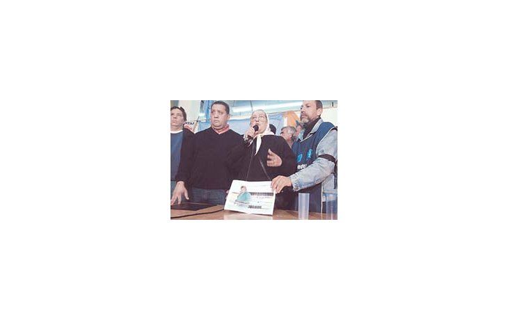 ámbito.com | Luis D’Elía, Hebe de Bonafini y Angel «Lito» Borello, ayer, durante la presentación de un documento en que acusan a la «corporación política de Buenos Aires» del crimen del piquetero de la FTV Martín Cisneros.