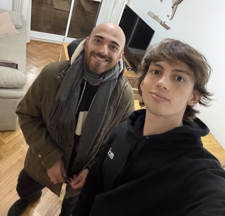 Iñaki Valencia, junto al primer inquilino que cerró una operación mediante la plataforma. La startup apuesta por digitalizar el proceso de alquiler con inteligencia artificial, garantías online y firma electrónica Iñaki Valencia, junto al primer inquilino que cerró una operación mediante la plataforma. La startup apuesta por digitalizar el proceso de alquiler con inteligencia artificial, garantías online y firma electrónica