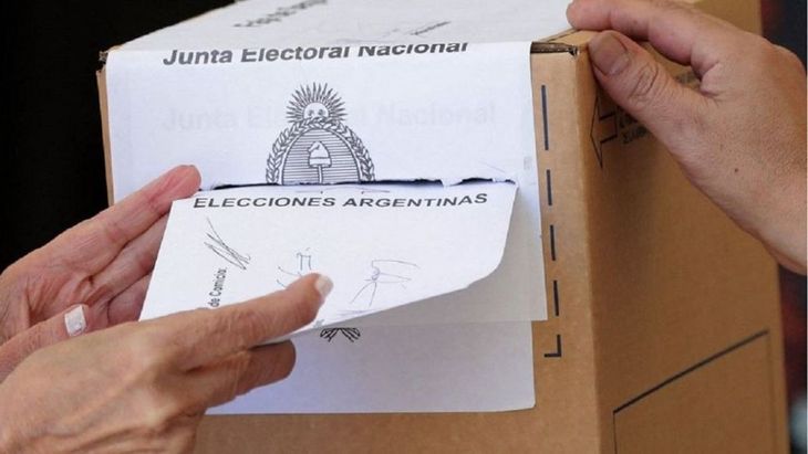 Actualmente, en las PASO los votantes encuentran en el cuarto oscuro las boletas ya predefinidas con la fórmula completa de precandidatos a presidente y vice. Actualmente, en las PASO los votantes encuentran en el cuarto oscuro las boletas ya predefinidas con la fórmula completa de precandidatos a presidente y vice.