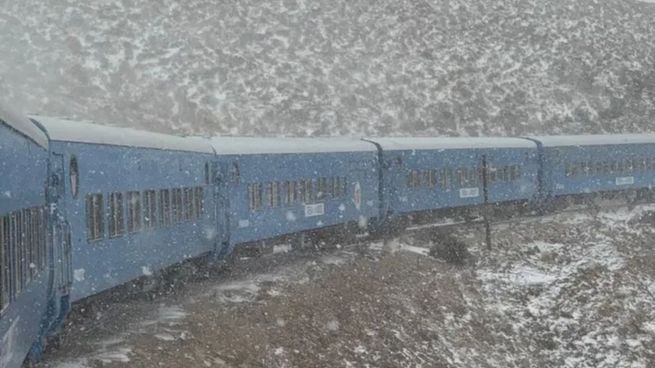 La formación del histórico tren durante la intensa nevada. 