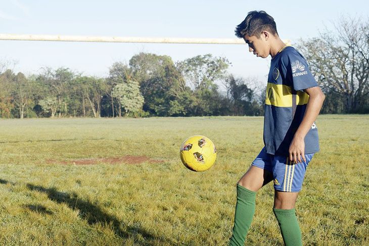 Es fanático de Boca, juega al fútbol y se llama Juan Román Riquelme
