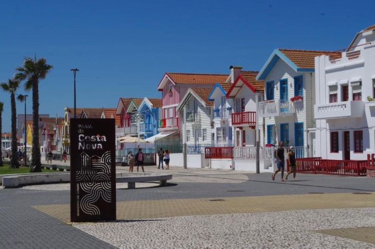 Centro de Costa Nova: Las emblemáticas casas rayadas transformaron a Costa Nova en uno de los destinos más fotografiados de Portugal y en un ícono de su arquitectura costera Centro de Costa Nova: Las emblemáticas casas rayadas transformaron a Costa Nova en uno de los destinos más fotografiados de Portugal y en un ícono de su arquitectura costera