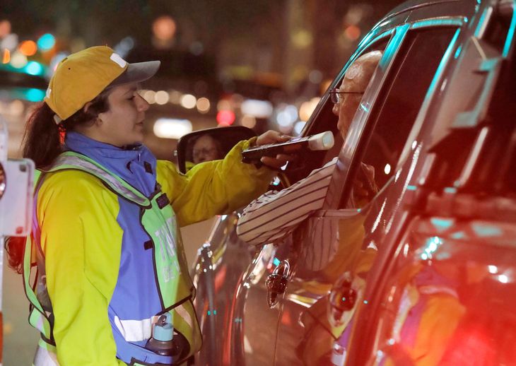 In CABA, the maximum tolerated limit of blood alcohol is 0.5 gr/l for private vehicles, 0.2 gr/l for motorcyclists and 0.0 gr/l for beginners and professional drivers. In CABA, the maximum tolerated limit of blood alcohol is 0.5 gr/l for private vehicles, 0.2 gr/l for motorcyclists and 0.0 gr/l for beginners and professional drivers.