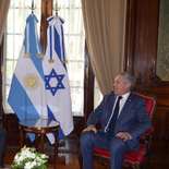 Pablo Quirno y Gideon Saar charlan antes del encuentro en el Palacio Libertad. Pablo Quirno y Gideon Saar charlan antes del encuentro en el Palacio Libertad.