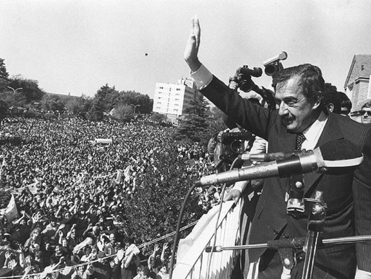 En 1983, en Argentina, tras siete años de dictadura, Raúl Alfonsín gana las elecciones presidenciales democráticas.