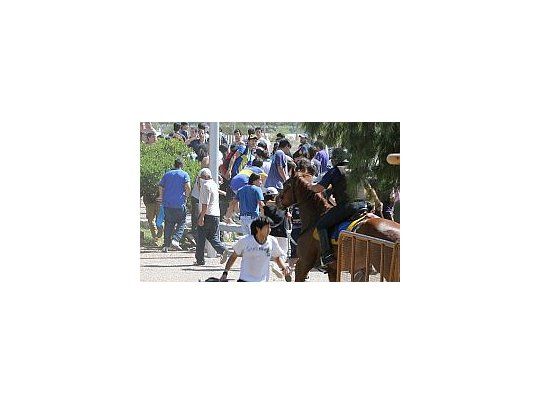 Hinchas de Boca intentaron colarse en la Federación de Boxeo de Mendoza.