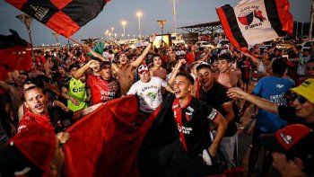 los hinchas de colon violaron las restricciones y coparon las calles de santa fe
