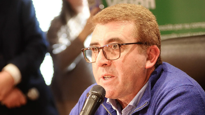El gobierno sostiene a Eduardo Viera a cambio de que modifique su situación de colono.