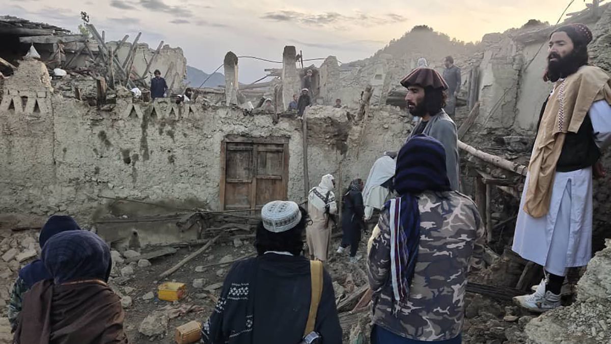 a powerful earthquake leaves at least 920 dead and 600 injured