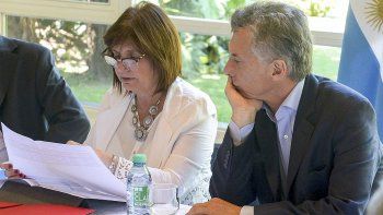 bullrich justifico a macri: sostuvo su palabra, no se vacuno en la argentina