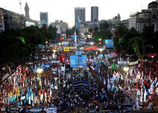 Miles de personas concurrieron al festival en Plaza de Mayo.