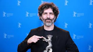 El argentino Iván Fund, con su Oso obtenido en la Berlinale.