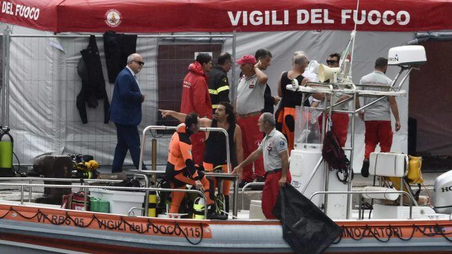 Personal especializado trabaja en encontrar a las personas desaparecidas el el yate