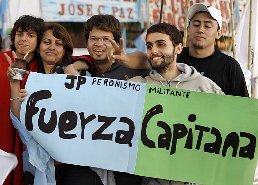 Militantes kirchneristas celebraron el parte médico frente al hospital (foto 1)