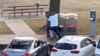El momento exacto en el que un hombre arremete por la espalda contra uno de los atacantes y logra desarmarlo.