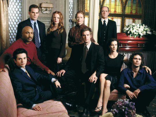 De qué se trata Six Feet Under, la serie de Netflix que sigue la vida de una familia dueña de una funeraria&nbsp;