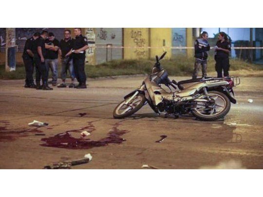 La escena. Así quedó la moto en la que se desplazaban los delincuentes que fueron baleados.