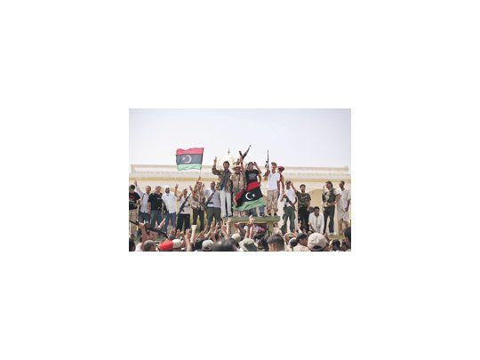 Rebeldes libios festejan en un checkpoint cercano a Bani Walid, un bastión del gadafismo que se encuentra rodeado por los insurrectos.