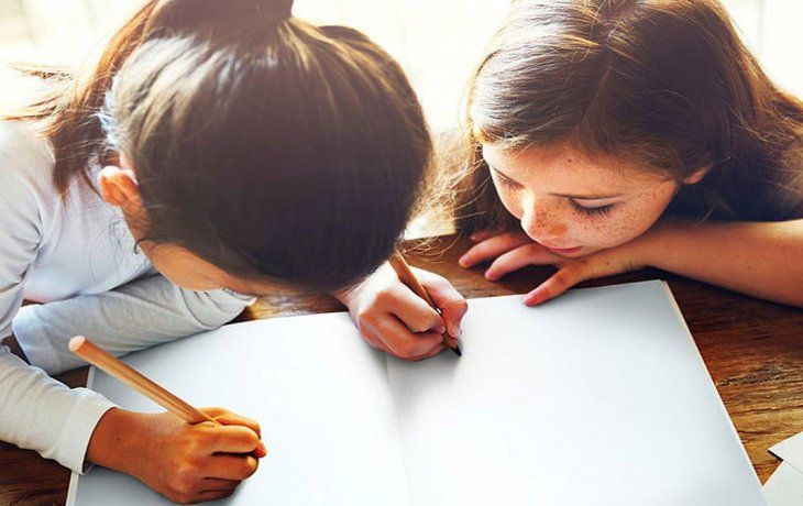 En familia se puede jugar con las ideas, con las palabras, con los gestos. No se requiere gran espacio físico, sólo emocional: adivinanzas, “veo veo”, “viene un barquito cargado con”, torneo de chistes malos, torneo de chistes buenos, “dígalo con mímica”, “adivina quién”, “tutti-frutti, “ahorcado”, cartas, y mil opciones más.