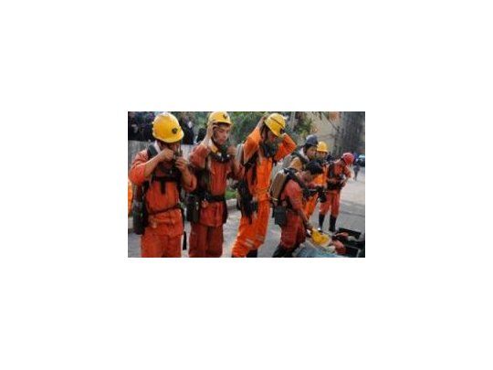 Los rescatistas trabajan para salvar a las 17 personas atrapadas.