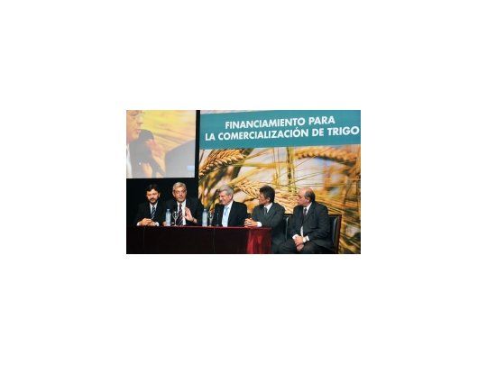 El Ministro de Agricultura, Julián Domínguez y el presidente del Banco Nación, Juan Carlos Fábrega, establecieron parámetros de crédito para la retención de 1 millón de toneladas de trigo para la campaña 2010/11, por un total de $ 840 millones a tasa cero.