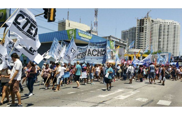 A primera hora de este lunes, gremios docentes llevaron adelante huelgas y manifestaciones en reclamo de la reapertura de paritarias, lo que demora el reinicio de clases tras las vacaciones de invierno en Buenos Aires, Catamarca, Chaco, Misiones, Santa Cruz y Tierra del Fuego.