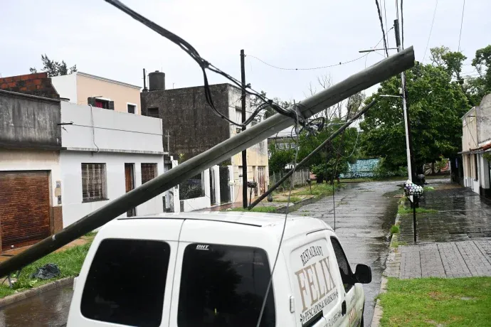 Varios postes de luz se cayeron encima de autos estacionados