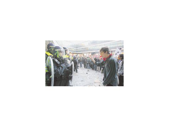 Las imágenes de violencia estudiantil en la sede principal del Partido Conservador en Londres causaron perplejidad a los observadores, no habituados a hechos de ese tipo en el Reino Unido.