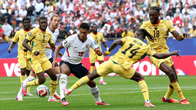 Jude Bellingham dribleando a los jugadores ghaneses.