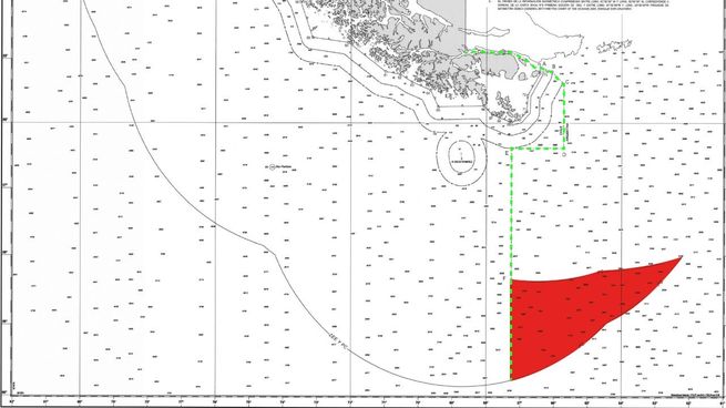 El área en rojo es el sector que Chile reclama desconociendo el Tratado de 1984 y la delimitación aprobada en la ONU en 2009.