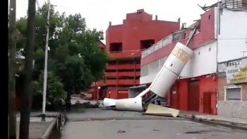 por el temporal cayo una antena en avellaneda y decenas de arboles