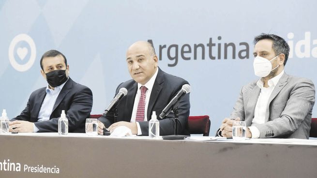 escenario. El gobernador Oscar Herrera Ahuad; el  jefe de Gabinete, Juan Manzur, y el ministro de Ambiente y Desarrollo Sostenible, Juan Cabandié, durante el acto de creación del Parque Federal Campo San Juan.