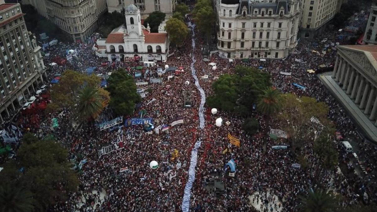 Miles de personas participaron en Plaza de Mayo de los actos por el Día ...