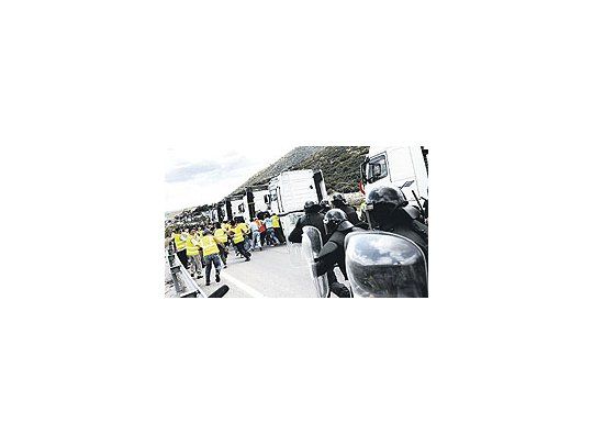 Policías españoles disuelven un piquete de camioneros en una ruta cercana a Granada. Lahuelga de transportistas por la suba de petróleo se refleja ya en graves faltantes de alimentos y combustibles.