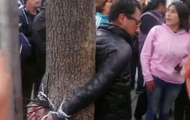 Manifestantes toman de rehén a&nbsp;José Aramayo, director de la radio de la Confederación Sindical Única de Trabajadores Campesinos de Bolivia.