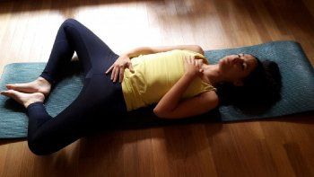 ¿Por qué esta técnica funciona? Si usamos el control de nuestro cuerpo para que este actúe justo de la forma contraria en la que los mecanismos del miedo le ordenan, se envía una señal de serenidad.