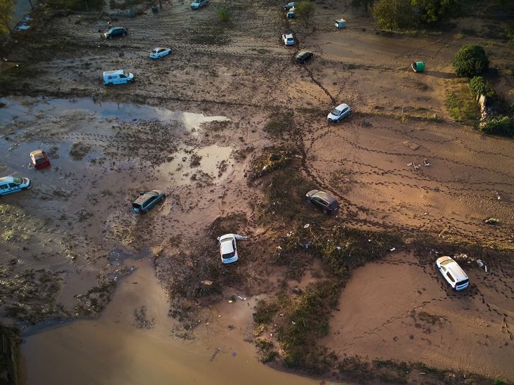 Vehicles damaged by the passage of DANA. Photo: Xinhua/Meng Dingbo