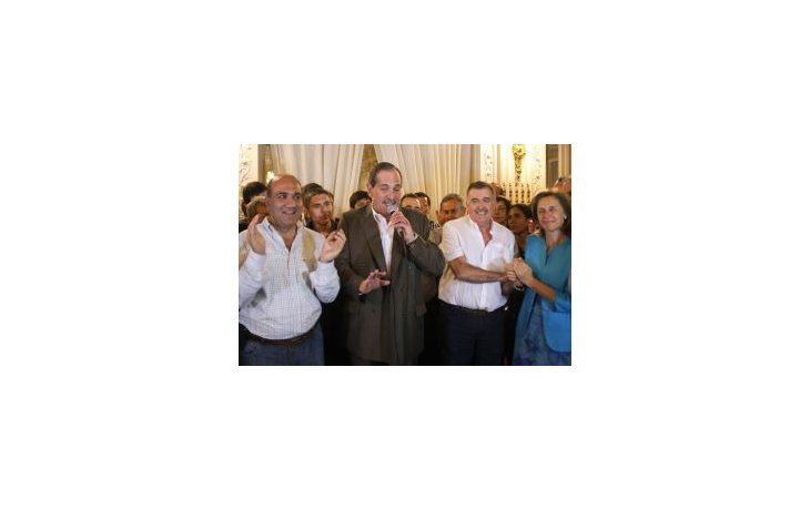 El gobernador Jorge Alperovich en compañía de los flamantes diputados nacionales electos por el FpV Juan Manzur y Osvaldo Jaldo, y su esposa, la senadora Beatriz Rojkés.