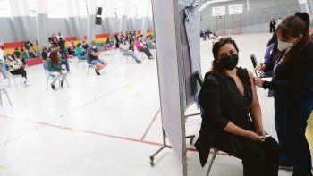 RITMO. Decenas de personas esperan para ser incoluadas en Santiago. Chile ya ha aplicado cerca de dos millones de dosis de la china Sinovac.