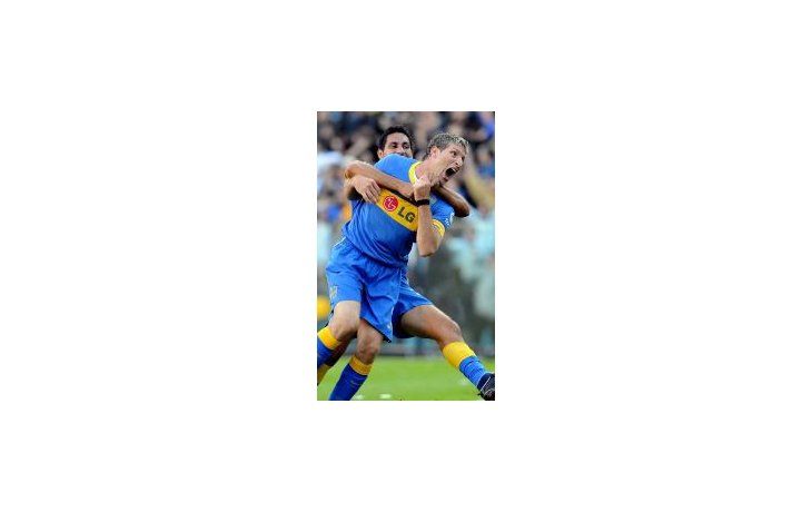 Martín Palermo desata su locura en el festejo del segundo gol de Boca ante River.