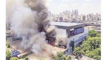 Una columna de humo negro cubrió la zona. El fuego se habría iniciado por un trabajo de soldadura que despidió chispas.  Destruyó las escenografías de algunos programas.
