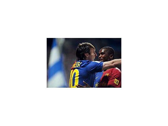 Messi y Etó festejan el primer tanto del Barcelona